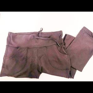 Lululemon straight legged pants, pockets
